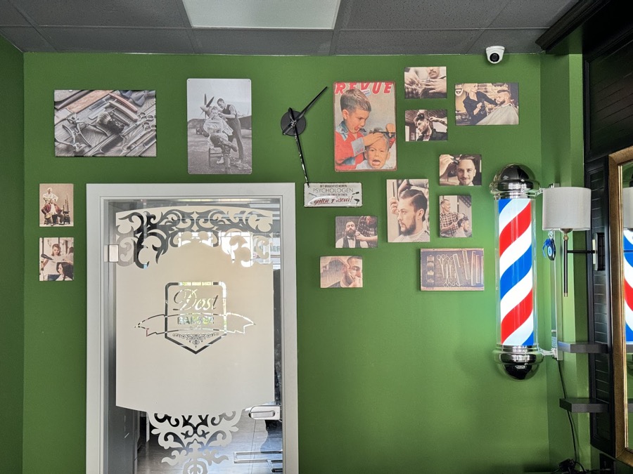 Barber-Wand mit Barber-Stange im Salon