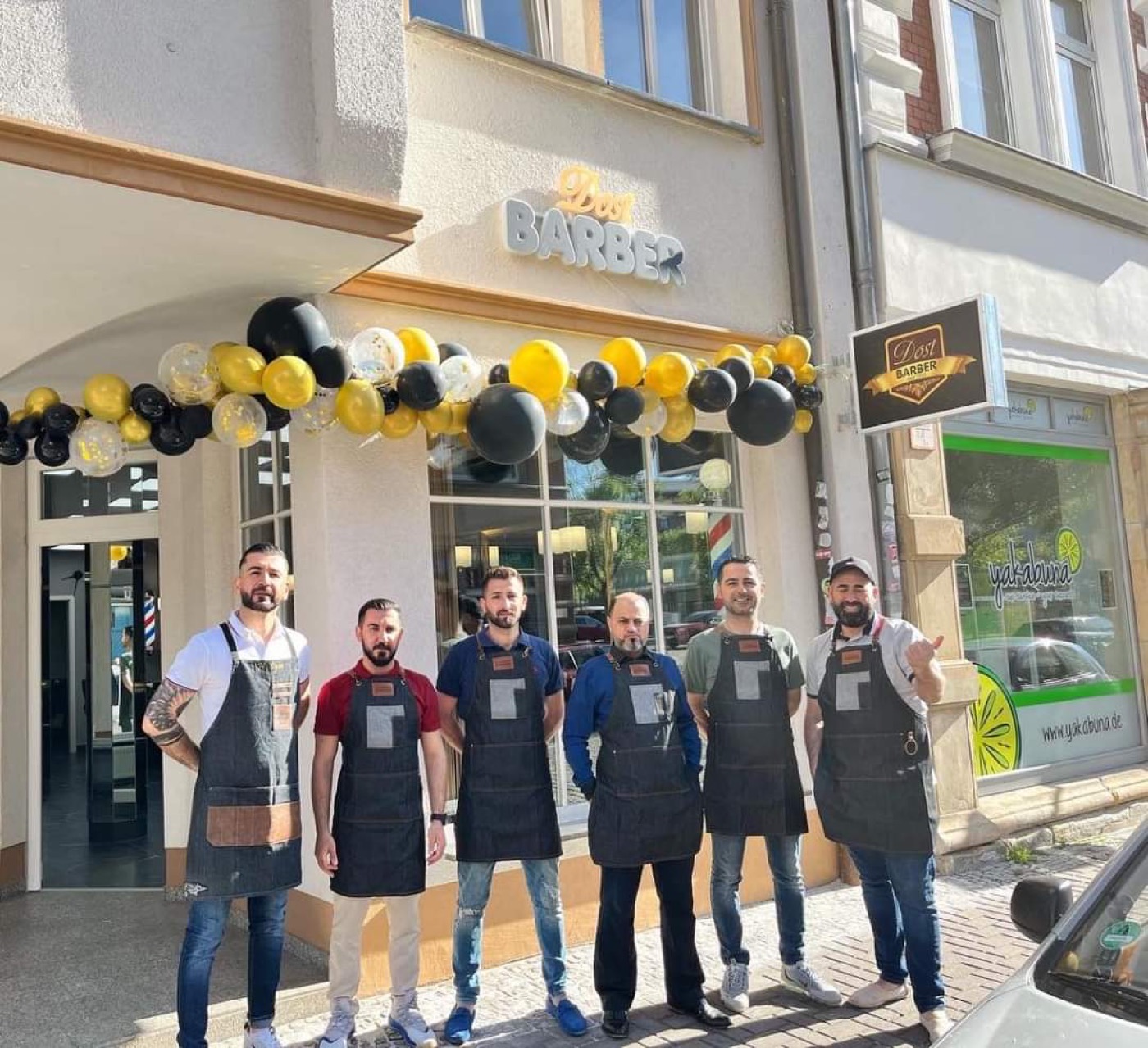 Das Team von Dost Barber vor dem Salon in der Schmidtstedter Straße