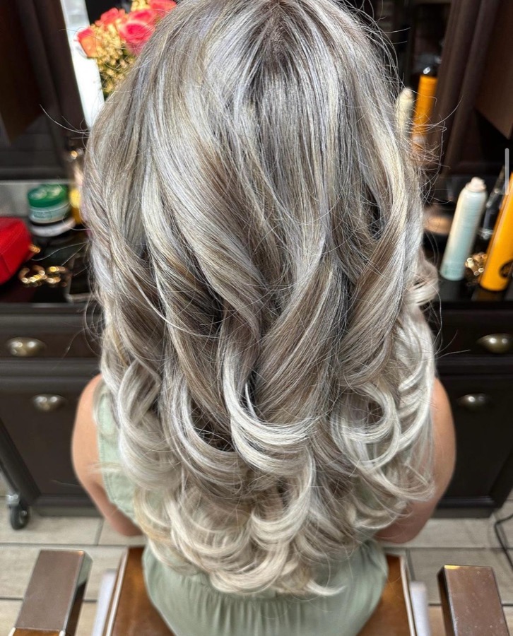 Silberblond mit Locken